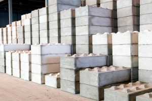 Betonnen legoblokken gebruikt voor het creëren van een wand, gemaakt van gerecycled betongranulaat