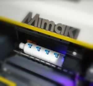 Specialist in digitaal printen toont kleurig bedrukt materiaal en moderne printapparatuur van De Print Fabriek