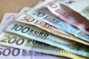Bankbiljetten close-up - Visualisering van financiële gesprekken met vrienden over geld