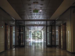 Moderne automatische schuifdeur demonstreert de voordelen van automatische deuren voor toegankelijkheid en hygiëne