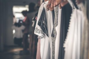 Winkelstraat in Hengelo met diverse kledingwinkels en modieuze etalages