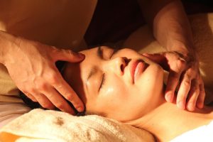 Serene behandelkamer in massagesalon Vlissingen met zachte muziek, aromatherapie en comfortabele inrichting voor optimale ont