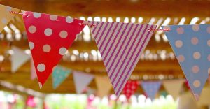 Handgemaakte feestelijke slingers in verschillende kleuren en ontwerpen voor verjaardagen en bruiloften